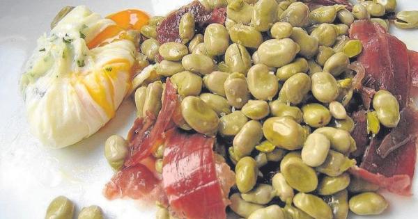 Habitas con tocino de jamón y una base de verduras.
