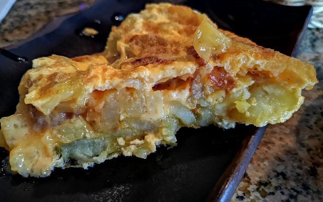 Totilla de patatas con espinacas y queso azul
