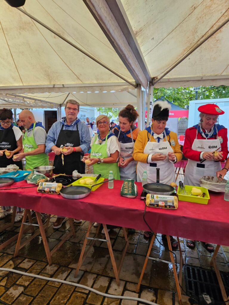 Juan Mari Aburto, alcalde de Bilbao, participando en el concurso de patatas de tortilla 