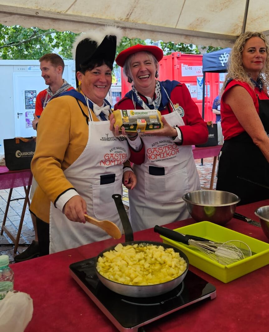 La Pregonera y Txupinera de la Semana Grande de Bilbao con huevos Euskaber