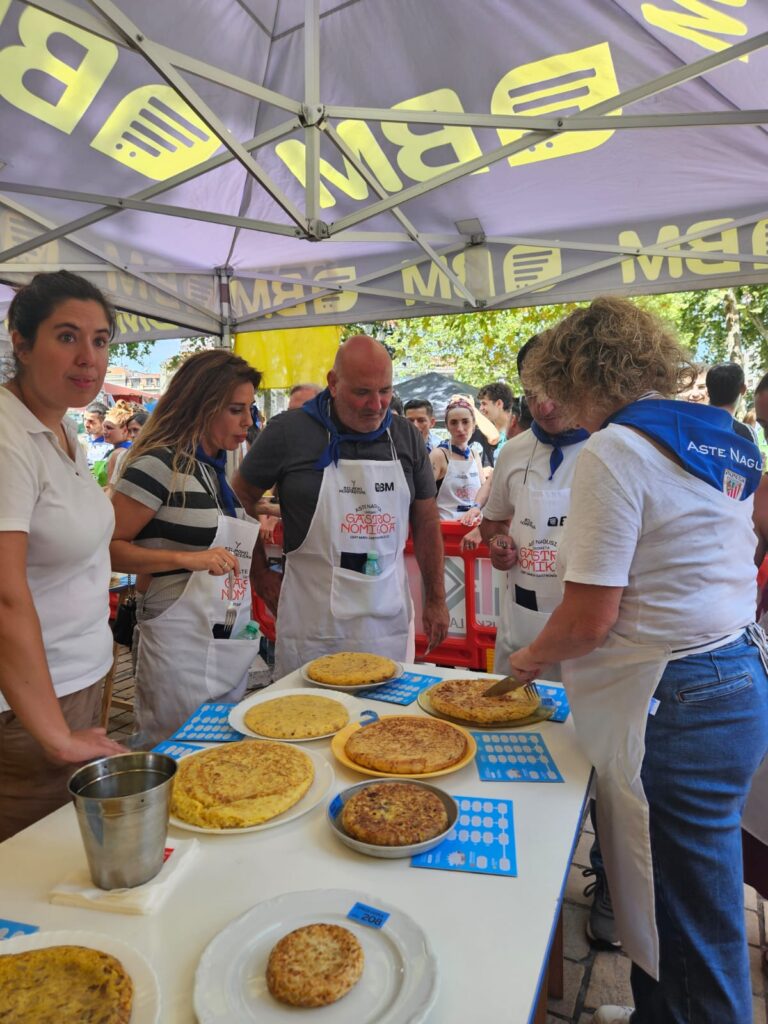 Ander Zabala productor de Otxandio de huevos euskaber gue uno de los jurados del certamen 