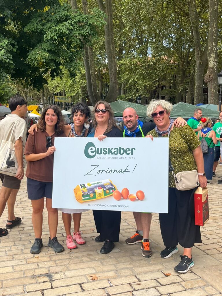 Ganadores del concurso de tortilla de patata con el premio que da Euskaber en las manos