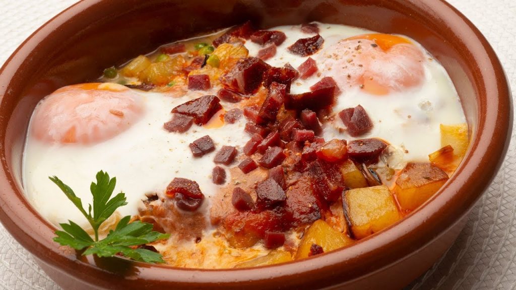 Patatas a la riojana con huevo frito.